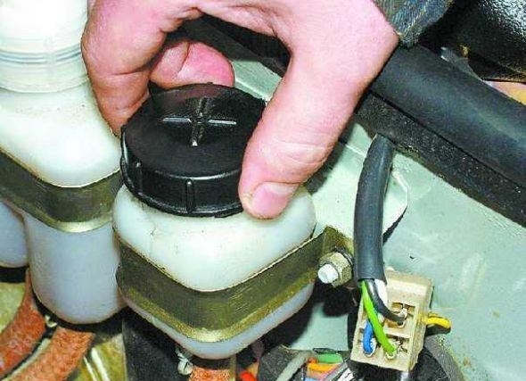 Бачок с жидкостью для сцепления Бачок с жидкостью для сцепления